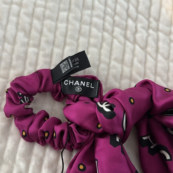 Chanel
2023 CC Silk Scrunchie w/ Tags - Picture 3 of 3